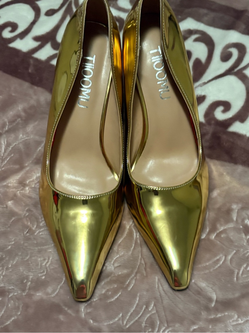 Gold Pointed-Toe Women’s Pumps